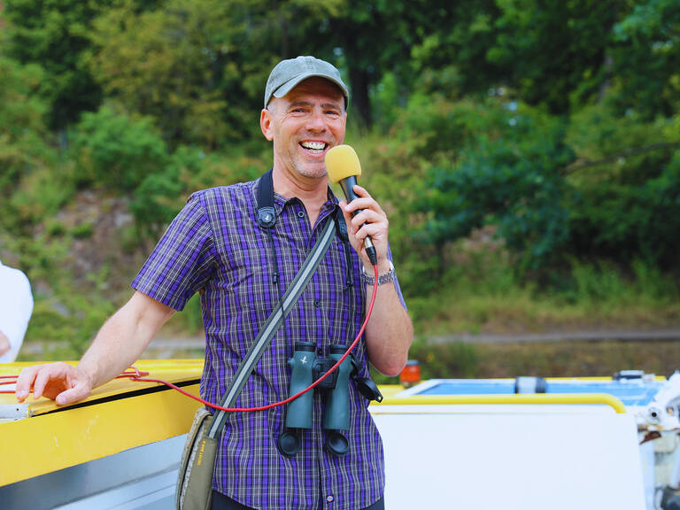 Naturkundliche Schiffstour mit dem Wildtierexperten Derk Ehlert. Foto: Stiftung Naturschutz Berlin/C. Koormann