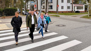 Bezirksstadtrat Urban Aykal (Mitte) weiht mit BVV-Mitgliedern und Interessierten den neuen Fu&szlig;g&auml;nger&uuml;berweg ein. Foto BASZ