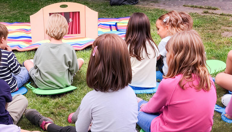 Kamishibai im Garten der Gottfried-Benn-Bibliothek. Foto: Stadtbibliothek Steglitz-Zehlendorf