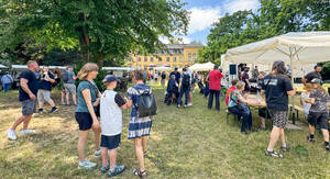Am 20. Juni findet der beliebte Kunstmarkt der Generationen im Park hinter dem Gutshaus Lichterfelde statt. Foto: Stadtteilzentrum Steglitz