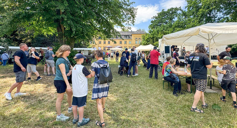 Am 20. Juni findet der beliebte Kunstmarkt der Generationen im Park hinter dem Gutshaus Lichterfelde statt. Foto: Stadtteilzentrum Steglitz