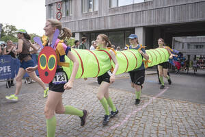 Raupe Nimmersatt sportlich unterwegs - originelle Kost&uuml;me sorgen f&uuml;r Spa&szlig; beim Campus Run. Foto: Bernd Wannenmacher