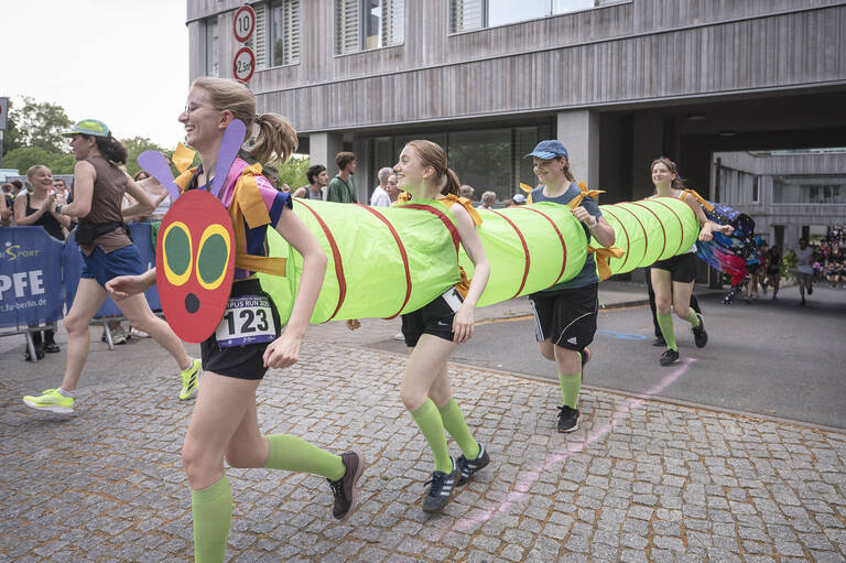 Raupe Nimmersatt sportlich unterwegs - originelle Kostüme sorgen für Spaß beim Campus Run. Foto: Bernd Wannenmacher