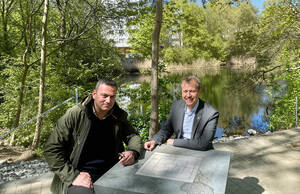 Aufwertung des Stangenpfuhls, v.l.n.r. Bezirksstadtrat f&uuml;r Ordnung, Umwelt- und Naturschutz, Stra&szlig;en und Gr&uuml;nfl&auml;chen Urban Aykal, Bezirksstadtrat f&uuml;r Stadtentwicklung Patrick Steinhoff