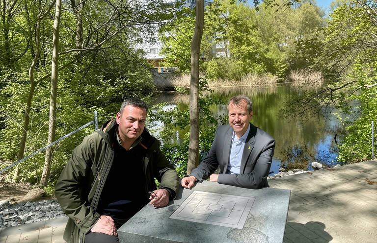 Aufwertung des Stangenpfuhls, v.l.n.r. Bezirksstadtrat f&uuml;r Ordnung, Umwelt- und Naturschutz, Stra&szlig;en und Gr&uuml;nfl&auml;chen Urban Aykal, Bezirksstadtrat f&uuml;r Stadtentwicklung Patrick Steinhoff