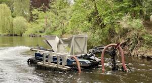 Der Saugbagger entfernt den Schlamm aus dem Waldsee. Foto: BA SZ