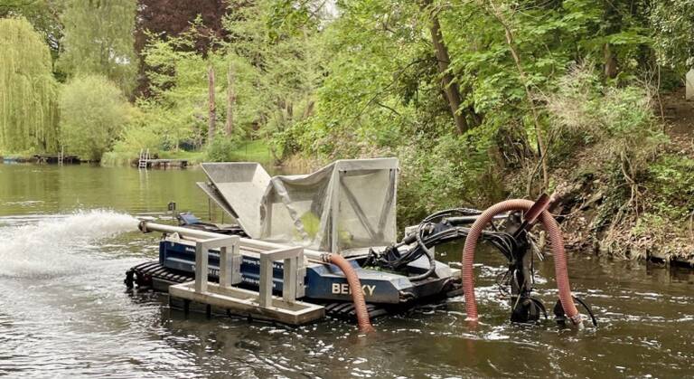 Der Saugbagger entfernt den Schlamm aus dem Waldsee. Foto: BA SZ