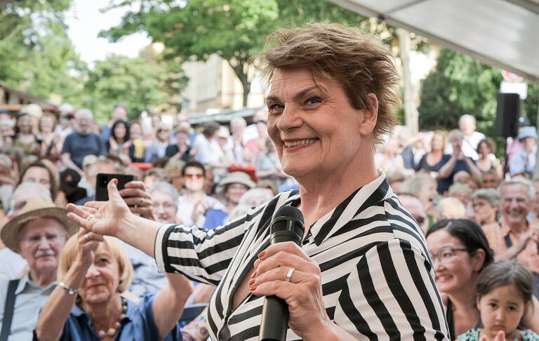Gayle Tufts auf dem letzen Sommerfest 2025. Foto: Viktoriia Bychkova / Kulturvolk