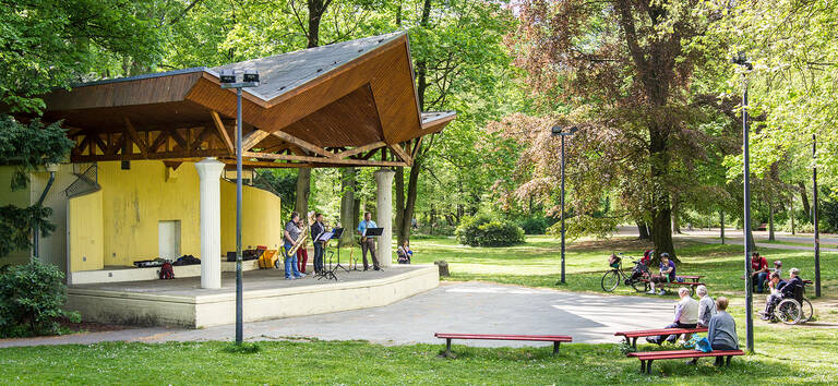 Im Stadtpark Steglitz kann wieder Sommerkonzerten gelauscht werden.
