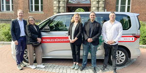 Premiere des neuen Busses vor den  DRK Kliniken: (v.l.) Dr. B. Frericks (&Auml;rztlicher Leiter), Bezirksstadtr&auml;tin A. Duda, B. Ra&szlig;mann (Amt f&uuml;r B&uuml;rgerdienste), &Ouml;. Kadak und A. Mohamed (beide Mitarbeiter des B&uuml;rgeramts). Foto: BACW