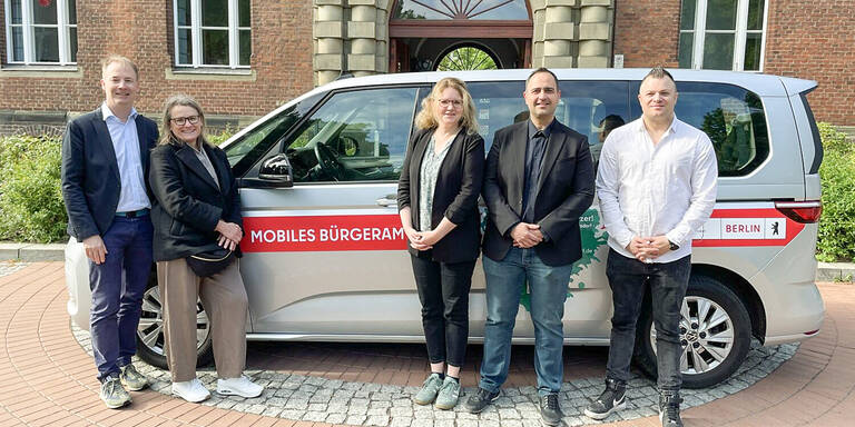 Premiere des neuen Busses vor den DRK Kliniken: (v.l.) Dr. B. Frericks (Ärztlicher Leiter), Bezirksstadträtin A. Duda, B. Raßmann (Amt für Bürgerdienste), Ö. Kadak und A. Mohamed (beide Mitarbeiter des Bürgeramts). Foto: BACW
