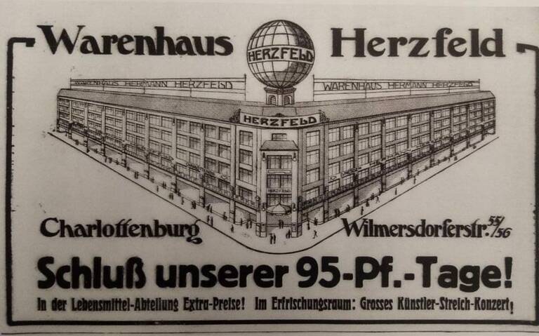 Teil der Vitrinenausstellung, Bild: VIZ