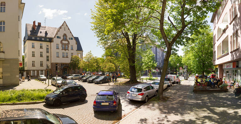 Eugen-Gerstenmaier-Platz am Bahnhof Botanischer Garten.
