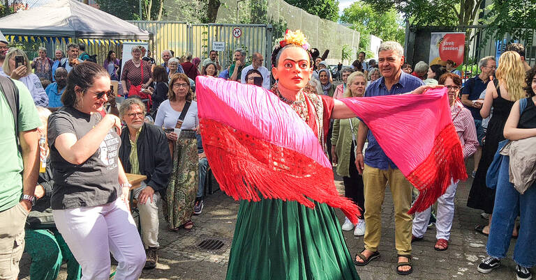 Frida Kahlo besucht das Sommerfest des IKH - Performance von Edmundo Torres. Foto: BATS