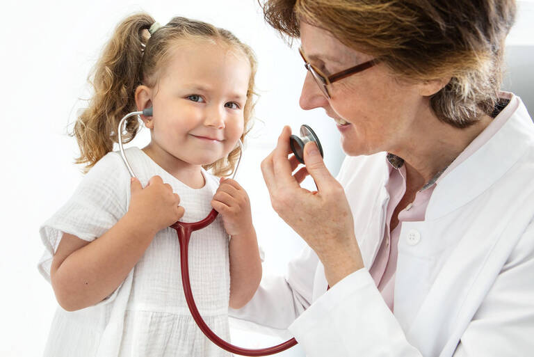 Dr. med. Annette Günther, Chefärztin der Klinik für Kinder- und Jugendmedizin am Helios Klinikum Emil von Behring, gemeinsam mit einer kleinen Patientin.  Foto: Thomas Oberländer / Helios Kliniken