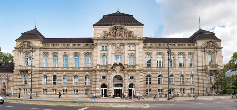An den Tagen der offenen Tür stellen Studentinnen und Studenten der  UdK bei Rundgängen ihre Werke vor.