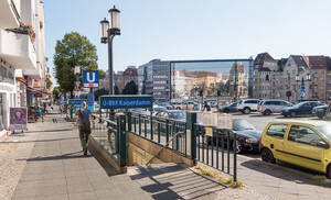 U-Bahnhof Kaiserdamm mit "Speer-Leuchte" im Hintergrund.