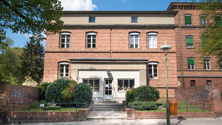 Blindenhilfswerk an der Rothenburgstraße 14-15.
