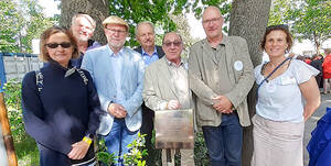 Sponsor Heinz Rothholz (Mitte) mit Metallk&uuml;nstler Bernd M. Helmich und Vertretern der Vereine Ruderclub Welle-Poseidon und GCJZ.