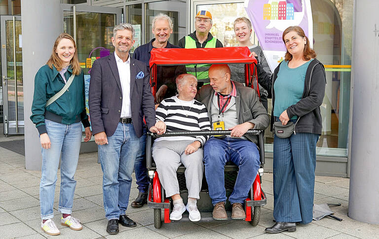 Die Rikscha Feuervogel wurde von Bezirksstadtrat Oliver Schworck (2.v.l.) im Rahmen einer kleinen Feier übergeben. Foto: BATS