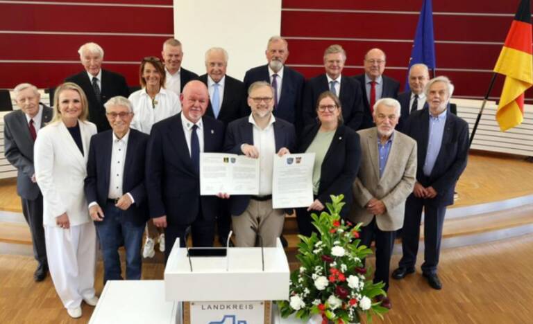 Bezirksstadträtin Heike Schmitt-Schmelz mit Vertreterinnen und Vertretern des Landratsamtes Marburg-Biedenkopf. Foto: Landratsamt Marburg-Biedenkopf