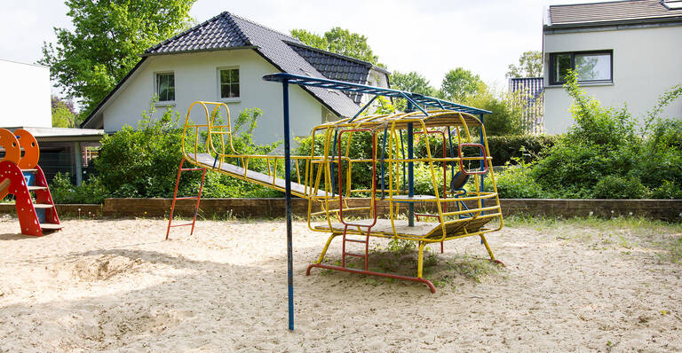 Auf dem Spielplatz wird daran erinnert, dass einst US-Army-Hubschrauber in Steinstücken landeten.