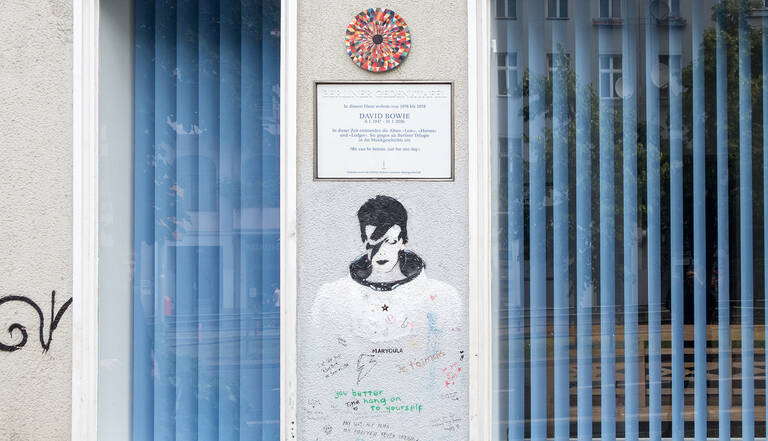 An seinem früheren Wohnhaus wird an David Bowie erinnert.