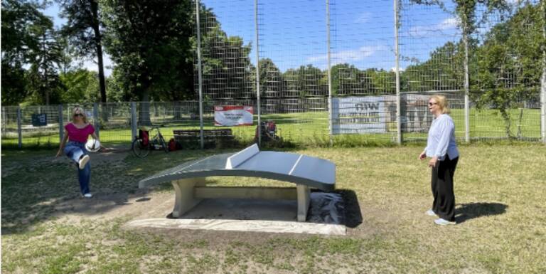 Bezirksstadträtinnen Malgorzata Szjibrandij und Carolina Böhm probieren die neue Teqball-Platte aus. Foto: BA SZ