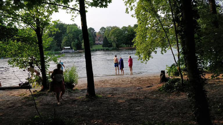 An heißen Tagen ist Abkühlung wichtig - ob am See oder in einem kühlen Raum.