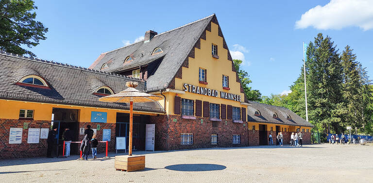 Lange Schlange oder kurze Schlange? Unter www.berlinerbaeder.de/baeder/sommerbaeder-auslastung kann man nach schauen.