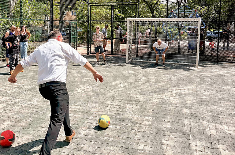 Urban Aykal bei der Einweihung des Spiel- und Bolzplatzes. Foto: BA SZ