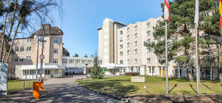 Das Krankenhaus Waldfriede wird von der Adventisten-Gemeinde betrieben.