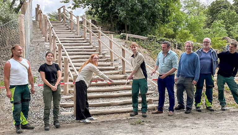 Auszubildende eröffnen den sanierten Rodelhügel. Foto: BA SZ