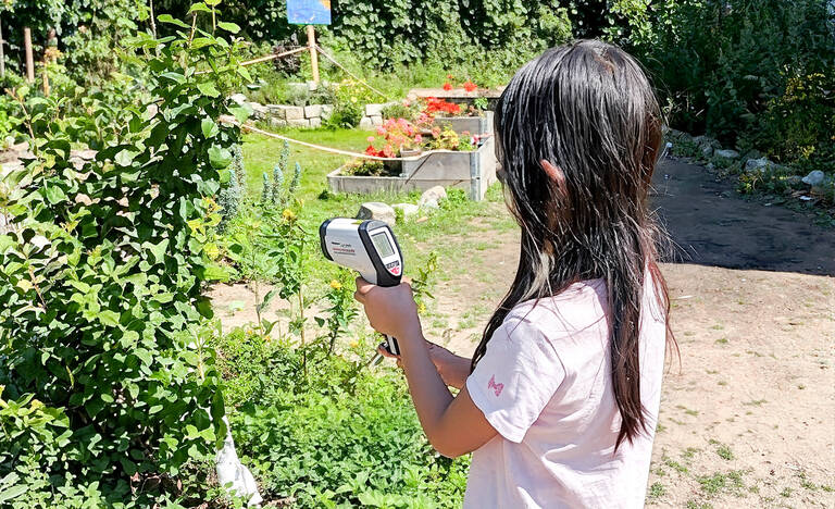 Sand oder Grün, was ist heißer? Messung im Schulgarten. Foto: Andrea Fiebitz