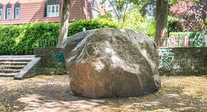 Mit rund 50 Tonnen Gewicht ist der beim Bau der U3 gefunden „Thielstein“ der größte Findling Berlins.