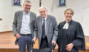 Konfirmand Walter Fahle mit Pfarrerin Sonja Albrecht und Sohn Wolf-Eberhard Fahle. Foto: Hottenbacher