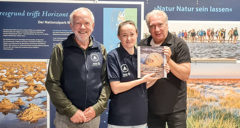 (v.l.n.r.) Mitautor „Johnny“ Waller, Geschäftsführerin der Schutzstation Wattenmeer e. V. Nora Reimers und Herausgeber und Fotograf Wolfgang Stürzbecher bei der Buchübergabe im Nationalpark-Haus Husum. Foto: Wolfgang Stürzbecher