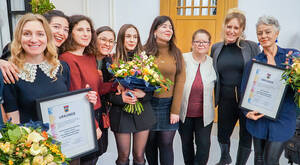 Bezirksbr&uuml;germeisterin Kirstin Bauch (2.v.r.) mit den Gewinnerinnen des letzen Integrationspreises 2025. Foto: BACW
