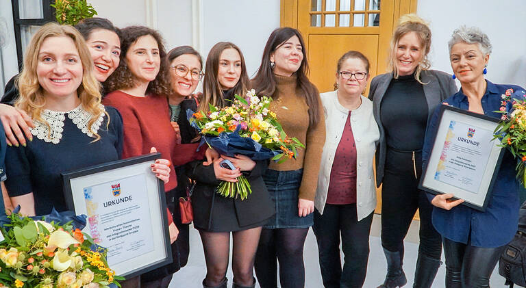 Bezirksbrügermeisterin Kirstin Bauch (2.v.r.) mit den Gewinnerinnen des letzen Integrationspreises 2025. Foto: BACW