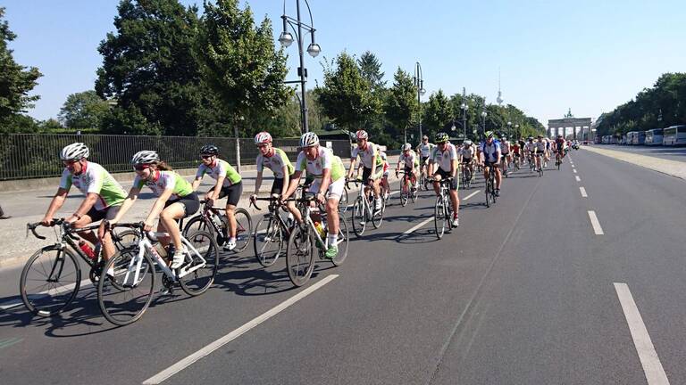 Eichhörnchen-Tour vor dem Brandenburger Tor. Foto: Zehlendorfer Eichhörnchen