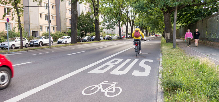 Künftig sollen sich Fußgänger und Radfahrer den Gehweg teilen.