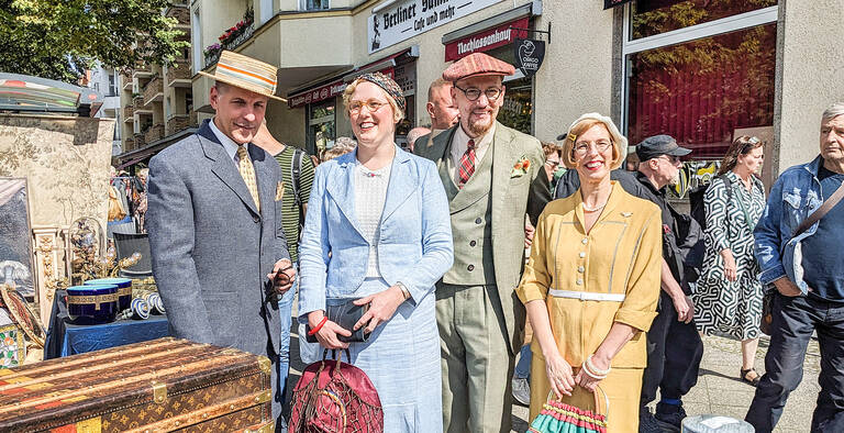 Traditionell kommen Besucherinnen und Besucher in Kleidung vergangener Zeiten. Foto: Oldthing.de
