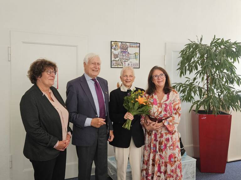 v.l.n.r.: Bezirksbürgermeisterin Maren Schellenberg, Klaus Dittmer, seine Ehefrau Hannelore Dittmer und Olga Pischel vom Städtpartnerschaftsverein. Foto: BASZ