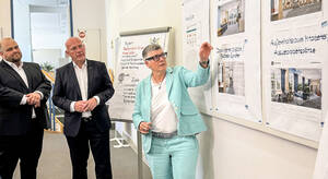 Von links nach rechts: Matthias Steuckardt (Stellvertretender Bezirksbürgermeister und Bezirksstadtrat Tempelhof-Schöneberg), Kai Wegner (Regierender Bürgermeister von Berlin) und Janet Schütz (Leitung Amt für Bürgerdienste Tempelhof-Schöneberg). Foto: BATS
