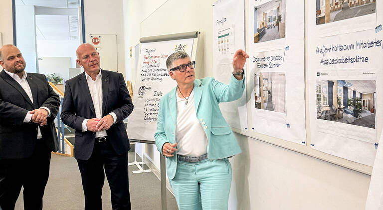 Von links nach rechts: Matthias Steuckardt (Stellvertretender Bezirksbürgermeister und Bezirksstadtrat Tempelhof-Schöneberg), Kai Wegner (Regierender Bürgermeister von Berlin) und Janet Schütz (Leitung Amt für Bürgerdienste Tempelhof-Schöneberg). Foto: BATS