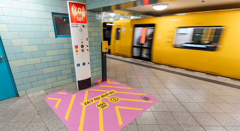 Die Notrufsäule ist dank der