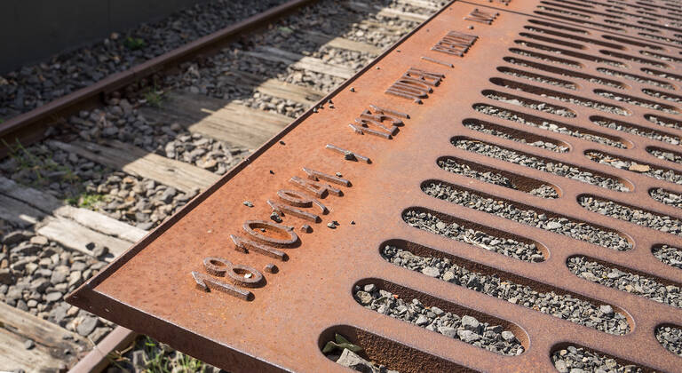 Metallplatten erinnern an jeden Deportationszug.