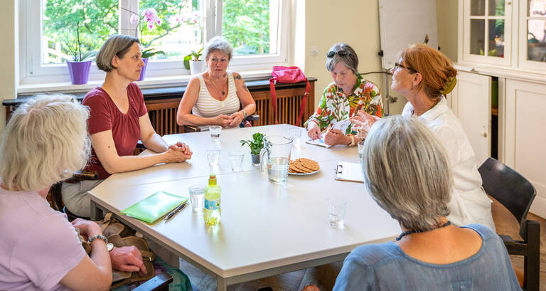 Miteinander reden in der Selbsthilfegruppe kann hilfreich sein. Foto: KPE Mittelhof
