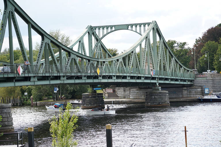 Die Glienicker Brücke verbindet Berlin und Potsdam.