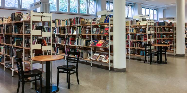 Künftig kann in der Dietrich-Bonhoeffer-Bibliothek auch sonntags geschmökert werden. Foto: BACW